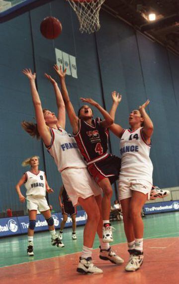 El baloncesto fue el tercer deporte femenino que obtuvo visibilidad en los JJOO de 1976. Imagen del juego ya consolidado en 1994 de un partido entre EEUU y Francia.