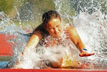 Esto es lo que parece que le pasa a la atleta tasmaniana Ebony Webb tras sufrir una caída durante la prueba de los 2.000 metros obstáculos en la localidad australiana de Hobart. 