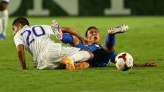MIAMI GARDENS, FL - JULY 12:  Jorge Claros Juarez #20 of Honduras goes for a ball against Xavier Garcia Orellana #2 of EL Salvador during a CONCACAF Gold Cup game   at Sun Life Stadium on July 12, 2013 in Miami Gardens, Florida.  (Photo by Mike Ehrmann/Getty Images)