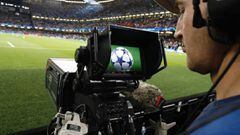 Una cámara de televisión en un partido de la Champions League.