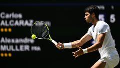Spain's Carlos Alcaraz returns the ball to France's Alexandre Muller during their men's singles tennis match on the fifth day of the 2023 Wimbledon Championships at The All England Tennis Club in Wimbledon, southwest London, on July 7, 2023. (Photo by SEBASTIEN BOZON / AFP) / RESTRICTED TO EDITORIAL USE