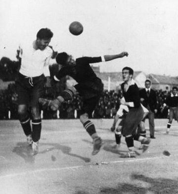 Bernabéu fue delantero del Real Madrid desde 1912 hasta 1927 y durante su periodo en activo marcó 69 goles en 78 partidos, destacando como un jugador con estilo duro y efectivo.