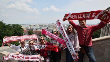 Aficionados del Sevilla posan en las calles de Budapest.