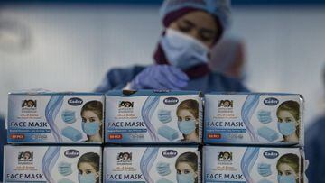 Cairo (Egypt), 14/07/2020.- Workers at a factory producing surgical masks, in Cairo, Egypt, 14 June 2020. Countries around the world are taking increased measures to stem the widespread of the SARS-CoV-2 coronavirus which causes the Covid-19 disease. (Egi