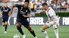 Pasadena (United States), 24/07/2023.- Real Madrid midfielder Jude Bellingham (L) in action against Milan AC midfielder Rade Krunic (R) during the first half of the friendly match between Real Madrid and AC Milan at Rose Bowl Stadium in Pasadena, California, USA, 23 July 2023. (Futbol, Amistoso) EFE/EPA/ETIENNE LAURENT
