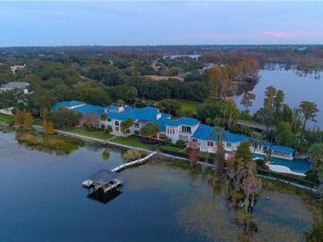 La mansión de Shaquille O'nille se encuentra en Windermere, Florida, sobre 3 hectáreas de terrenos privados y vistas al lago Butler. La vivienda cuenta con 2.880 metros cuadrados habitables, 12 habitaciones y 15 baños. Incluye una cancha de baloncesto cubierta y un garaje para automóviles con sala de exposición.