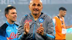Napoli's Italian coach Luciano Spalletti celebrates the Scudetto title at the end of the Italian Serie A football match between SSC Napoli and Fiorentina on May 7, 2023 at the Diego-Maradona stadium in Naples. - Napoli makes their first appearance in front of their home fans on May 7 since becoming Italian champions for the first time since 1990 when they host Fiorentina. (Photo by Carlo Hermann / AFP)