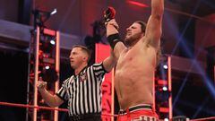 AJ Styles celebra su victoria en Raw.