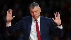 Barcelona&#039;s Lithuanian coach Sarunas Jasikevicius gestures during the second round Euroleague Basketball match between FC Bayern Munich and FC Barcelona at the Audi Dome in Munich, southern Germany, on October 7, 2021. (Photo by Christof STACHE / AFP