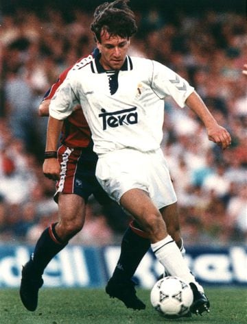 Formado en la cantera del Real Madrid, jugó con el primer equipo de 1990 a 1995.
