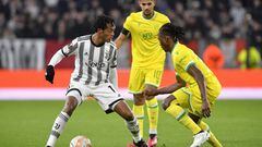 TURIN, ITALY - FEBRUARY 16: Juan Cuadrado of Juventus battles for the ball with Charles Traore of FC Nantes during the UEFA Europa League knockout round play-off leg one match between Juventus and FC Nantes at Allianz Stadium on February 16, 2023 in Turin, Italy. (Photo by Filippo Alfero - Juventus FC/Juventus FC via Getty Images)
