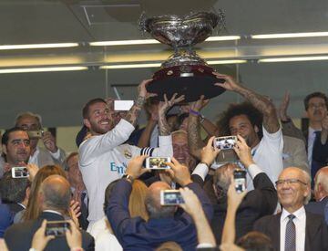 Ramos and Marcelo hold the 2017 Santiago Bernabéu Trophy aloft.