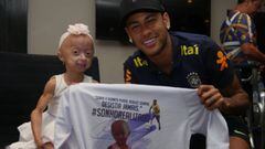 Neymar con Ana Clara, una ni&ntilde;a brasile&ntilde;a de 8 a&ntilde;os con una enfermedad rara que le idolatra y que subi&oacute; un v&iacute;deo con la ilusi&oacute;n de conocerle