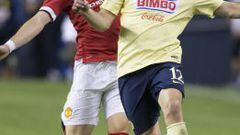 Pablo Aguilar disputando el esf&eacute;rico con Bastian Schweinsteiger del Manchester United durante la pretemporada del Am&eacute;rica.