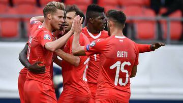 Suiza vence a Gibraltar y achucha a Dinamarca