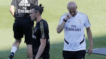 Gareth Bale y Zinedine Zidane en un entrenamiento del Real Madrid durante la estad&iacute;a en Montreal.