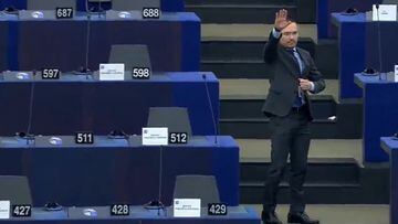 Eurodiputado es expulsado del Parlamento y hace el saludo nazi