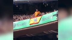 Fan del Atleti saca la bandera de España en el Camp Nou y pasa esto