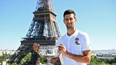 Tennis - French Open - Paris, France - June 14, 2021  Serbia&#039;s Novak Djokovic poses infront of the Eiffel Tower with the trophy after winning the men&#039;s singles French Open title  Christophe Archambault/Pool via REUTERS
