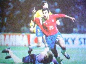 Sierra debuta con la Selecci&oacute;n Chilena en 1991. En 1993 participa en la Copa Am&eacute;rica de Ecuador, donde anota un gol en la victoria 3-2 ante Brasil.