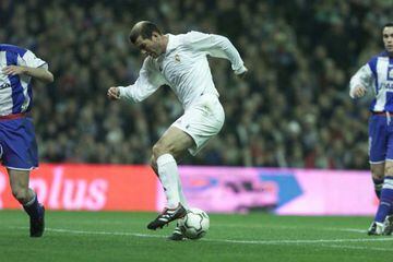 Zidane in action against Deportivo in 2001/2