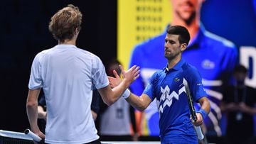 Djokovic y Zverev se saludan tras su partido.