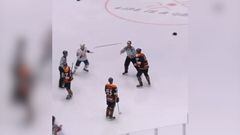 La pelea de hockey más corta: le engancha tal derechazo de primeras que lo manda a dormir