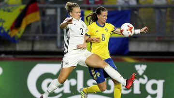 Josephine Henning y Lotta Schelin durante el Alemania - Suecia de la Eurocopa Femenina 2017.