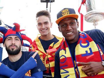 Yerry Mina junto a Aleix Vidal y Denis Su&aacute;rez en la celebraci&oacute;n del Barcelona por el doblete en Espa&ntilde;a