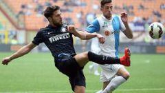 . Milan (Italy), 03/05/2015.- Inter defender Danilo D&#039;ambrosio (Left) vies for the ball with Chievo Verona defender Cristiano Biraghi during the Italian serie A soccer match between Fc Inter and Ac Chievo Verona at Giuseppe Meazza stadium in Milan, Italy, 03 May 2015. (Italia) EFE/EPA/MATTEO BAZZI