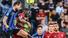 Inter Milan's Italian defender Francesco Acerbi (L) and AS Roma's Guinean midfielder Mady Camara go for a header during the Italian Serie A football match between AS Rome and Inter Milan on May 6, 2023 at the Olympic stadium in Rome. (Photo by Vincenzo PINTO / AFP)