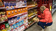 Una mujer mira el precio de unos aceites en un supermercado en Buenos Aires (Argentina). EFE/Juan Ignacio Roncoroni/Archivo