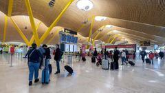 Archivo - Viajeros con maletas en la terminal T-4 del Aeropuerto Adolfo Su&aacute;rez Madrid-Barajas, a 13 de abril de 2022, en Madrid (Espa&ntilde;a).