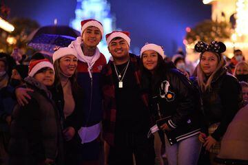 El antofagastino celebró Navidad junto a su familia en Disneyland Paris.