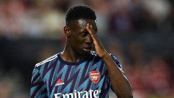 Folarin Balogun cae ante Brentford en su debut con el Arsenal