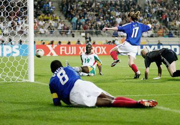 Senegal score against France in 2002.