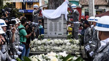 Soldiers unveil a commemorative plaque in honour of the victims and survivors of Lamia flight 2933 placed on the first anniversary of the plane crash in Colombia that wiped out Brazilian football club Chapecoense, at the Central Park of La Union, in Antioquia Department, Colombia, on November 28, 2017. The plane was flying Chapecoense to Medellin to take on Atletico Nacional in the Copa Sudamericana finals -- the biggest and most unexpected game in the Brazilian team&#039;s history. When the plane ran out of fuel and went down in inhospitable mountains near its destination, 71 of the 77 aboard died, including 19 players. / AFP PHOTO / Joaquin SARMIENTO