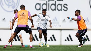Vinicius, ante la presión de Camavinga, en el entrenamiento del Real Madrid.
