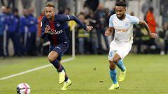 Jordan Amavi persigue a Neymar en un partido entre Marsella y PSG.