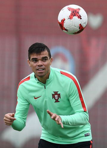 Portugal's defender Pepe attends a training session in Kazan, Russia, on June 27, 2017 on the eve of the Russia 2017 FIFA Confederations Cup football semi-final match Portugal vs Chile. / AFP PHOTO / FRANCK FIFE