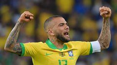 (FILES) In this file photo taken on July 7, 2019, Brazil's Dani Alves celbrates after defeating Peru to win the Copa America football tournament at Maracana Stadium in Rio de Janeiro, Brazil. - Brazilian international football star Dani Alves, multi-champion with Spain's Barcelona, is expected in Mexico to consummate his signing as a reinforcement of Pumas for the current Apertura 2022 tournament. (Photo by Luis Acosta / AFP)