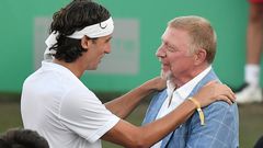 El extenista alemán Boris Becker saluda a Feliciano López durante la gala del torneo de tenis Mallorca Championships.
