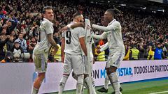 2-1. Los jugadores del Real Madrid celebran con el delantero francés el segundo tanto.