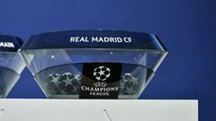 El bombo con las bolas del Real Madrid para el sorteo de los octavos de final de la Champions.