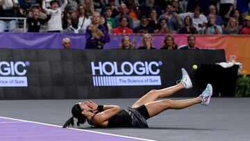 La tenista francesa Caroline Garcia celebra su victoria ante Aryna Sabalenka en la final de las WTA Finals de Fort Worth, Texas.
