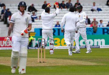 Sri Lanka's captain Angelo Mathews (R) celebrates with teammates after catching out England's Ben Stokes (L) during play in the first cricket Test match between England and Sri Lanka at Headingley in Leeds, northern England on May 19,