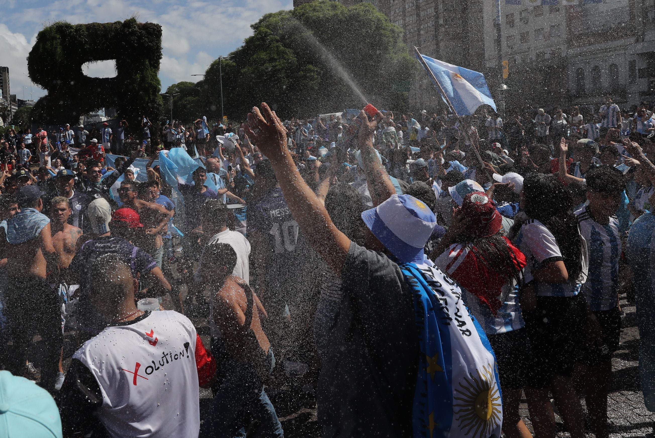 AMDEP9787. BUENOS AIRES (ARGENTINA), 18/12/2022.- Hinchas argentinos animan hoy, en los alrededores del Obelisco, antes de la final del Mundial de Fútbol Qatar 2022 entre Argentina y Francia, en Buenos Aires (Argentina). EFE/ Raúl Martínez
