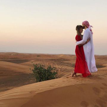 Yannick Carrasco en el desierto de Dubai junto a su novia. 