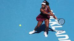 Serena Williams devuelve una bola ante Christina Mchale durante su partido en el Auckland Classic.