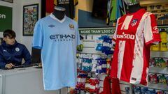 Camisetas del Manchester City y del Atl&eacute;tico en una tienda de la ciudad.
